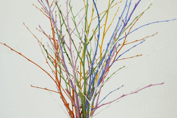 Bunte Zweige bemalt mit neogrün Fingerfarben