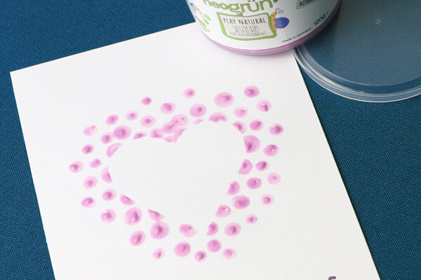 Karte zum Valentinstag mit Herz aus Bio-Fingerfarbe